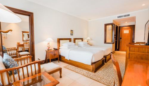 Deluxe Family Room Interconnecting