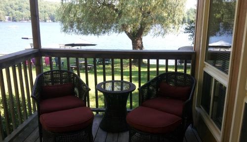 Two-Bedroom Lakeside Cottage with Fireplace