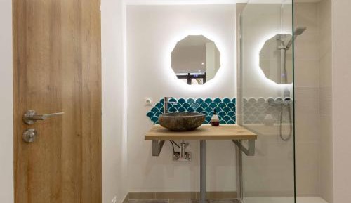 Deluxe Double Room with Shower