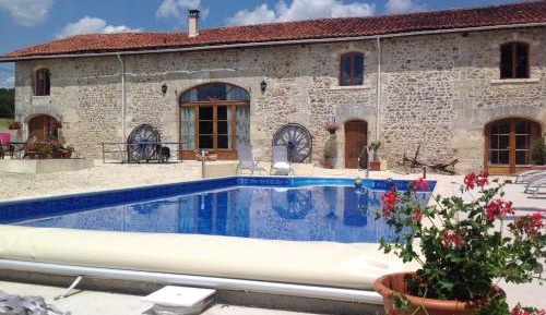 Apartment with Pool View 
