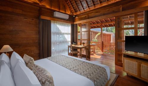  Deluxe Wooden Room with Bathtub and Free Benefits