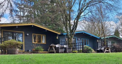 Two-bedroom cabin with walk-in shower