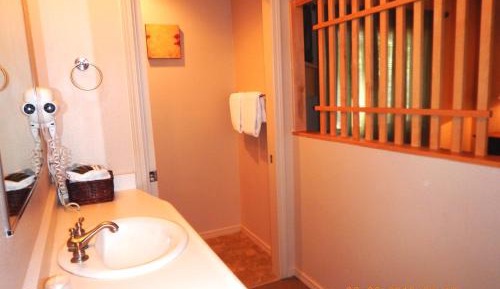 Premium One-Bedroom Chalet with Lake View
