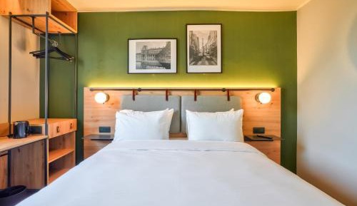 Standard Room - 1 Queen Bed