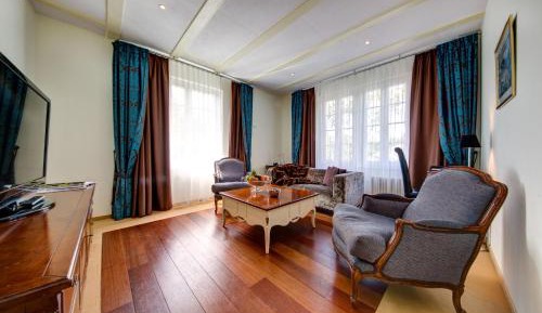Suite with Balcony and Valley View
