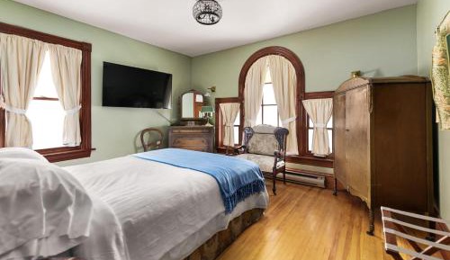 Queen Room with Private External Bathroom 