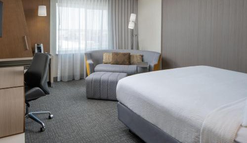 King Room with Bathtub and Transfer Shower - Mobility Access/Hearing Accessible