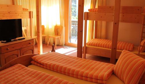 6-Bed Room