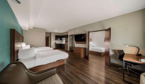 Queen Suite with Three Queen Beds - Non-Smoking