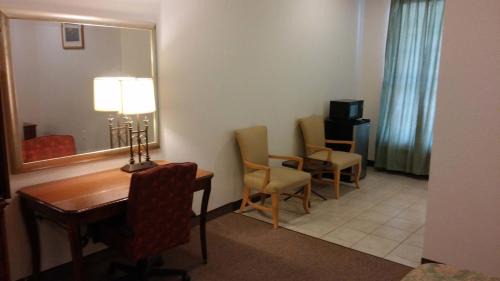 Deluxe Queen Suite
