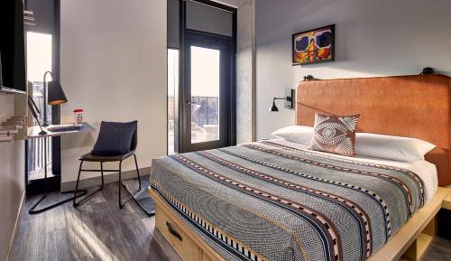 Queen Room with Balcony and Roll-In Shower - Mobility Access