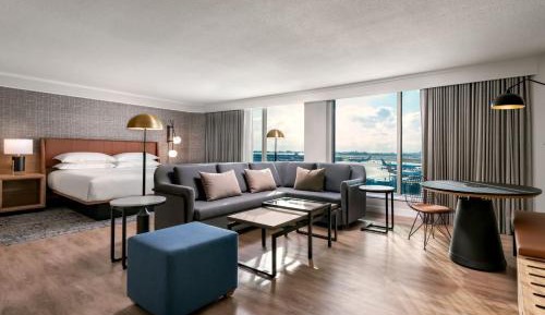 Junior King Suite with Sofa Bed - Club Lounge Access