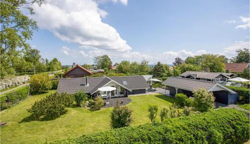 Three-Bedroom Vacation Home 