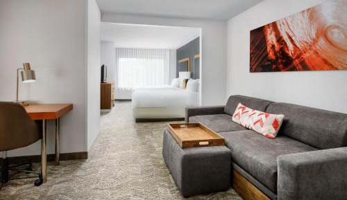 Queen Suite with Two Queen Beds, Transfer Shower, Bathtub and Trundle Sofa - Mobility Access