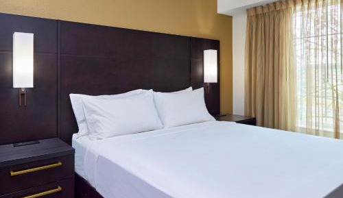 One-Bedroom Queen Suite with Sofa Bed and Adapted Tub - Mobility and Hearing Accessible