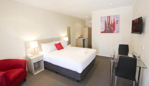 Deluxe Queen Room with No Pets Allowed