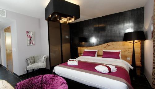 Privilege Room with Double Bed and Pool View