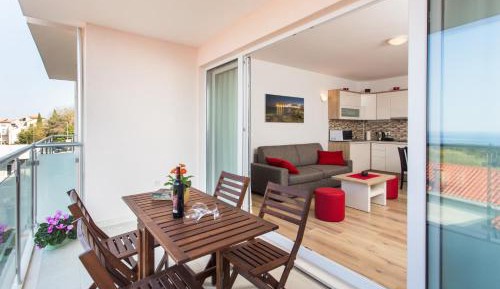 Deluxe One-Bedroom Apartment with Balcony and Sea View (1st floor)
