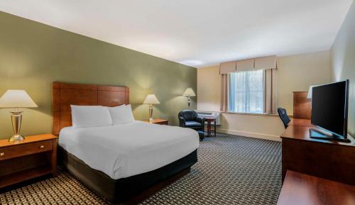 Queen Suite with Mobility Accessible Tub
