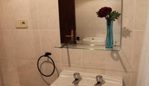 Basic Single Room with Shared Bathroom
