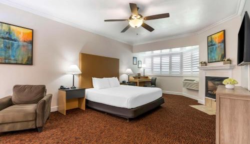 King Suite with Spa Bath and Fireplace - Non-Smoking