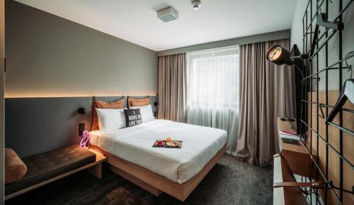 Moxy Deluxe Guest room with 1 Queen