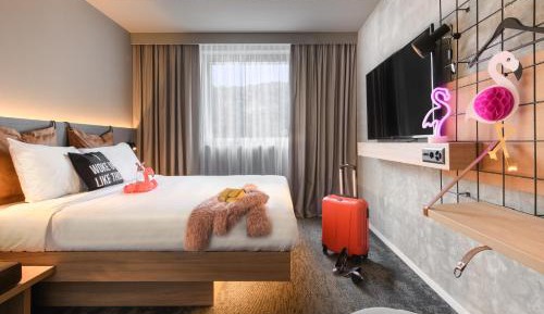 Moxy Standard Guest room with 1 Queen, Courtyard view