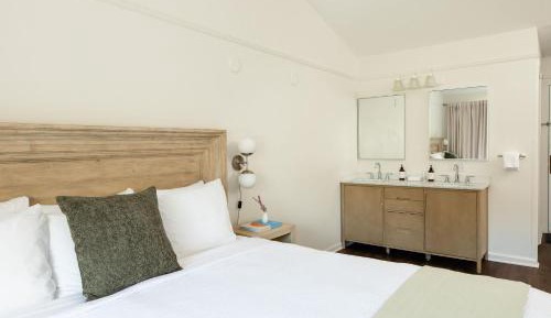 East Wing King - Non Water View