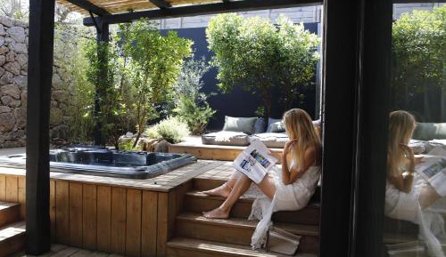 Suite with Private Garden and Hot Tub