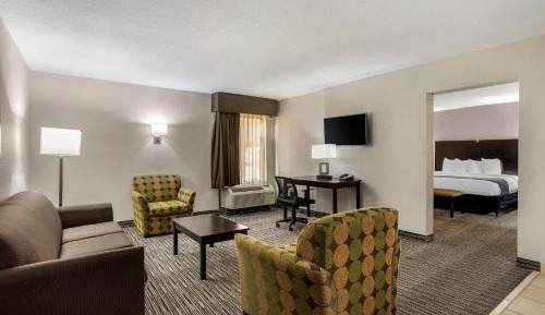 Deluxe King Suite - Non-Smoking