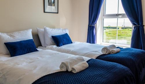 Three-Bedroom Townhouse facing the Sea