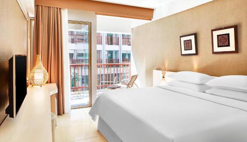 Deluxe King Room with Pool View and Free Kids Activity