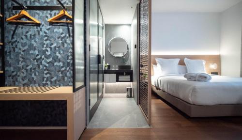 Connected room with pool access