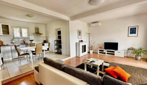Deluxe Two-Bedroom Apartment with Garden View