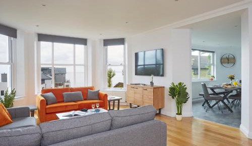 Three-Bedroom Apartment with Sea View, Balcony and Spa Bath