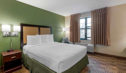 Queen studio with 1 Queen Bed - Disability Access/Non-Smoking
