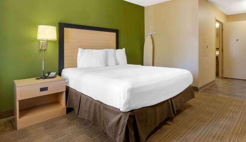 Queen studio with 1 Queen Bed - Disability Access/Non-Smoking