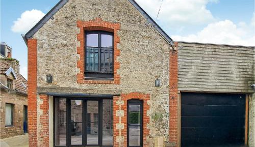 Six-Bedroom Holiday Home