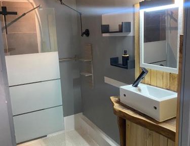 Deluxe Room (2 Adults + 1 Child)