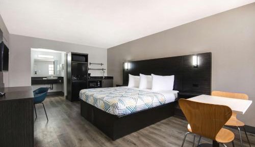 King Room with Roll-in Shower - Disability Access - Non-Smoking