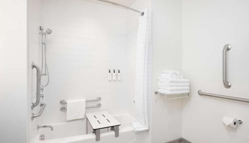 Queen Room with Two Queen Beds and Bath Tub - Mobility Access