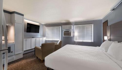Larger King Room with Kitchen - Non-Smoking