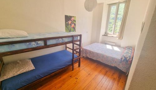 Single Bed in Mixed Dormitory Room