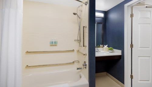 One-Bedroom King Suite with Sofa Bed and Adapted Tub - Mobility and Hearing Accessible