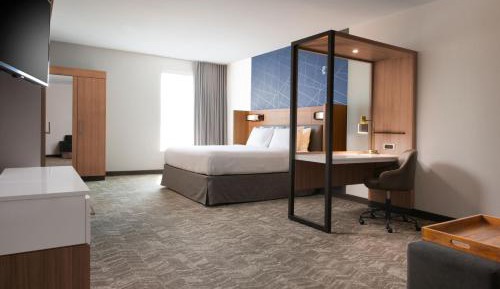 King Suite with Bathtub and Trundle Sofa - Mobility Access