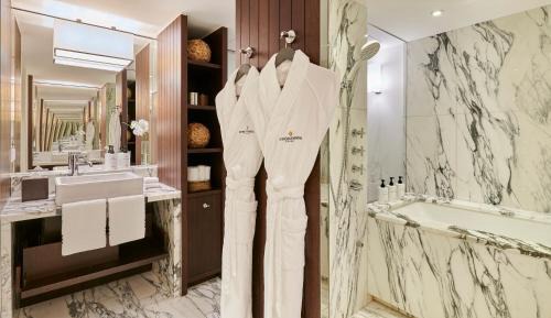 One Bedroom Suite with Lake View 