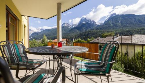 Apartment with Mountain View