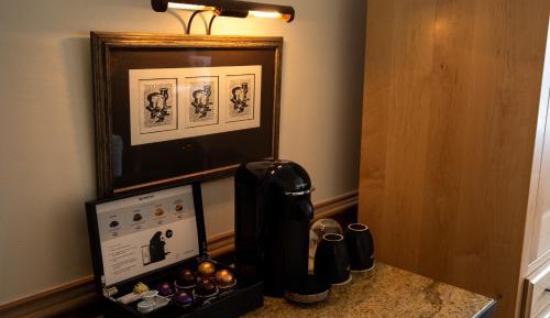 Two Queens - Main Lodge with Mountain