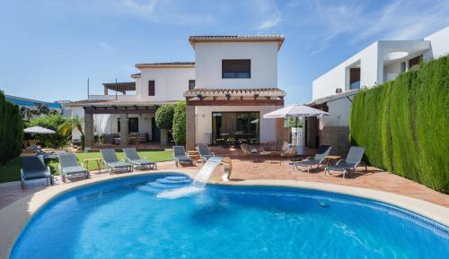 Apartment with Pool View 