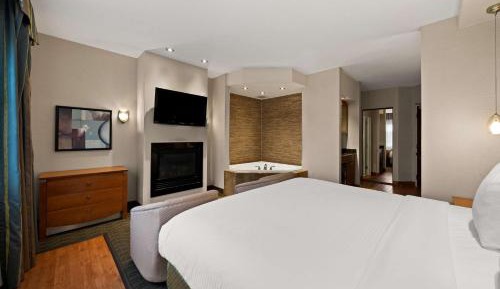 King Room with Fireplace and Kitchenette - Non-Smoking